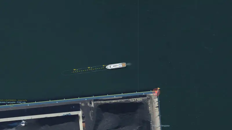 Kadr z gry: MS Anna około 50 m od Nabrzeża Francuskiego, odczyt SOG na pasku.