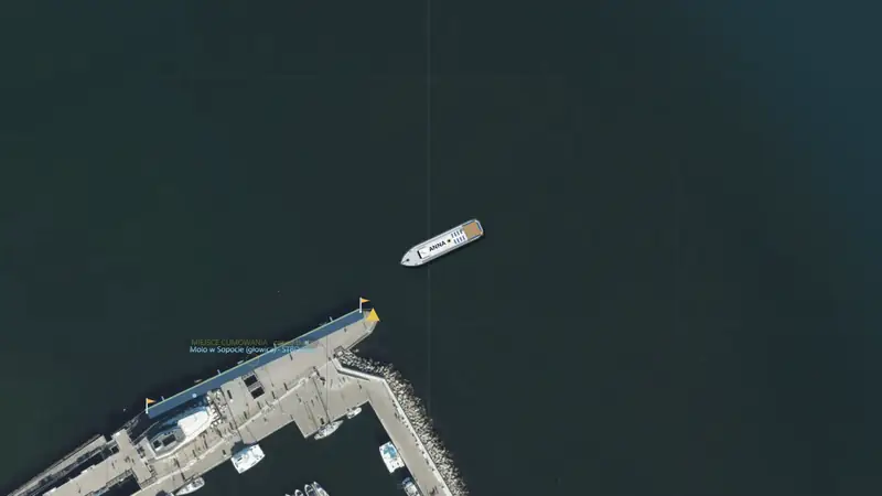 Kadr z gry: MS Anna przed głowicą mola w Sopocie, obok mariny.
